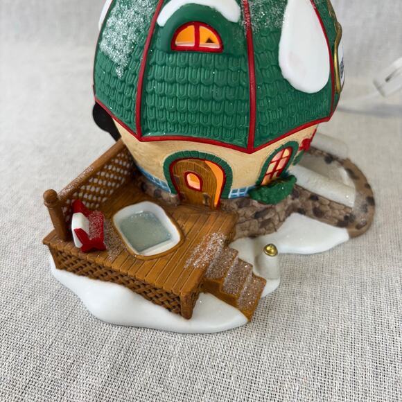 Department 56 North Pole Village Series Elf Spa, Retired 2001 - Picture 3 of 12